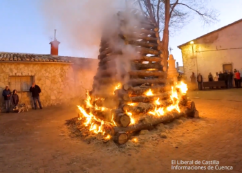 Mira este vídeo sobre la Cruz de Mayo en Las Majadas y el famoso “Castillo”