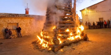 Mira este vídeo sobre la Cruz de Mayo en Las Majadas y el famoso “Castillo”