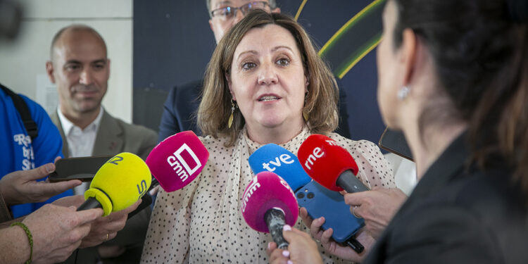 Castilla-La Mancha rompe su techo histórico de empleo: más de 800.000 afiliados y el paro en mínimos de 18 años 1 Castilla-La Mancha ha marcado un hito sin precedentes en su mercado laboral este mes de abril al superar, por primera vez en su historia, la barrera de los 800.000 afiliados a la Seguridad Social. Según los datos analizados este martes en Toledo por la consejera de Economía, Empresas y Empleo, Patricia Franco, la comunidad se sitúa como la tercera autonomía de toda España donde más ha bajado el paro en el último año, impulsada por la solidez de la hostelería, el comercio y la construcción. Caída del desempleo en todas las provincias El número total de desempleados en la región ha bajado hasta las 117.137 personas, lo que supone el mejor registro para un mes de abril de los últimos 18 años. El paro ha descendido en 2.375 personas en el último mes (-2%) y acumula una caída interanual de 10.140 desempleados (-8%). Este descenso ha sido completamente transversal, beneficiando tanto a hombres (1.105 menos) como a mujeres (1.270 menos), reduciendo el paro en todos los sectores económicos y en todos los tramos de edad, con especial intensidad entre los menores de 25 años. A nivel territorial, las cinco provincias castellanomanchegas cierran el año con balances positivos: Toledo: 3.766 parados menos (-7,85%) Ciudad Real: 2.987 parados menos (-8,86%) Albacete: 2.273 parados menos (-9,79%) Guadalajara: 771 parados menos (-5,91%) Cuenca: 343 parados menos (-3,67%) Récord de ocupación y empuje del trabajo autónomo La creación de empleo ha llevado a la región a contabilizar exactamente 804.338 personas afiliadas a la Seguridad Social. Durante el mes de abril, 3.456 personas se incorporaron al mercado laboral, elevando a 21.400 el número de nuevos trabajadores en el último año. Este volumen de contratación convierte a Castilla-La Mancha en la quinta comunidad autónoma que más empleo genera a nivel nacional. El trabajo por cuenta propia también acompaña esta tendencia de crecimiento. La región suma ya 150.886 trabajadores autónomos, tras registrar 418 nuevas altas en el último mes y un incremento de 1.959 emprendedores en los últimos doce meses. Evolución estructural del mercado de trabajo Revisando la hemeroteca de liberaldecastilla.com a lo largo del último año, los informes mensuales de afiliación ya venían dibujando una pauta de resistencia en el tejido productivo regional. Frente a la tradicional dependencia de las campañas agrícolas o las contrataciones temporales estivales, las noticias recientes apuntaban a una progresiva estabilización del empleo en los sectores servicios e industrial en las cinco provincias. La consecución de estos 800.000 afiliados no es un pico coyuntural, sino la cristalización de una inercia a largo plazo. De hecho, los datos actuales reafirman la evolución estructural del mercado laboral castellanomanchego que el diario ha documentado durante la última década: desde 2015, el paro se ha reducido casi a la mitad (un 45,57% menos, lo que equivale a 98.088 desempleados menos) y el volumen de afiliados ha crecido un 25,75%, transformando un escenario de inestabilidad en uno de los mercados de trabajo más robustos del país.