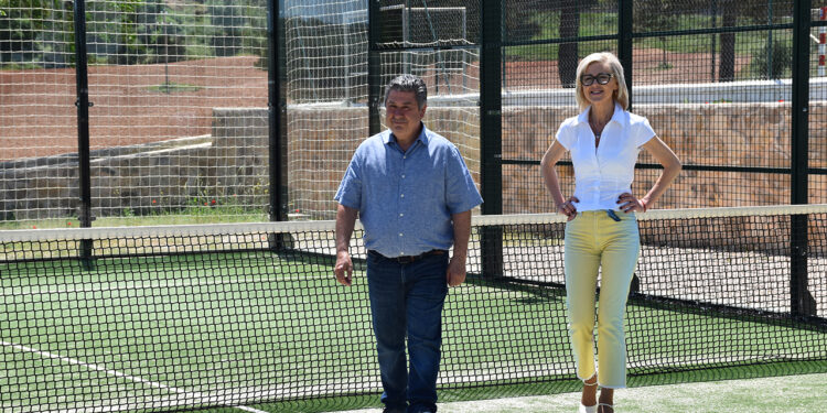 Castillo de Garcimuñoz estrena iluminación deportiva y prepara mejoras en su colegio de cinco alumnos