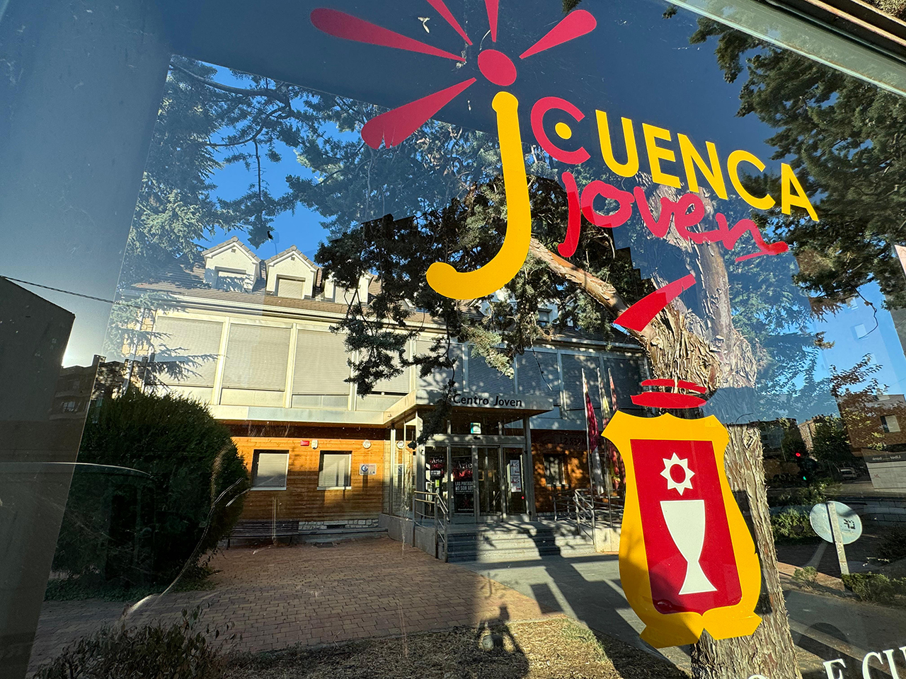 Tatuajes, queso y acrobacias: el Centro Joven de Cuenca lanza su plan de verano 2 El Ayuntamiento de Cuenca ha diseñado una nueva oferta de ocio alternativo para que los jóvenes de la capital disfruten de la época estival. Desde el próximo 28 de mayo y hasta el 30 de julio, el Centro Joven acogerá la programación 'Verano Joven', una iniciativa que incluye más de una docena de talleres centrados en el arte, la tecnología, el deporte y la naturaleza. Según ha explicado el concejal de Juventud, Alberto Castellano, la confección de esta agenda se ha realizado partiendo directamente de los gustos y demandas reales de los jóvenes conquenses.Los interesados podrán formalizar sus inscripciones a partir de este próximo lunes, 25 de mayo. El trámite puede realizarse de forma presencial en las instalaciones del Centro Joven, de martes a viernes en horario de tarde (16:00 a 21:00 horas) y los sábados en turno de mañana y tarde. También se ha habilitado la inscripción online a través del correo electrónico juventud@cuenca.es, donde los solicitantes deberán indicar su nombre, apellidos, DNI y el taller específico en el que desean participar.La oferta formativa abarca múltiples disciplinas y perfiles. En el bloque artístico y tecnológico destacan propuestas innovadoras como la cianotipia, el diseño de tatuajes (técnicas handpoke y a máquina) o un taller de mural participativo con videomapping. Quienes prefieran el movimiento podrán optar por acrobacias aéreas, malabares o un encuentro de danza y arteterapia. Además, la programación hace un guiño al entorno local y la tradición con talleres de elaboración de queso, artesanía en arcilla y una jornada etnográfica dedicada a la memoria del río Júcar.El impulso al ocio alternativo
La puesta en marcha de este 'Verano Joven' consolida la estrategia de la Concejalía de Juventud por mantener una programación continua en la ciudad a lo largo de todo el año. Tal y como ha venido documentando la hemeroteca de Liberal de Castilla, el Centro Joven ha logrado estabilizar su oferta encadenando de forma ininterrumpida programas estacionales como las recientes ediciones de otoño y primavera.Esta evolución refleja un cambio de tendencia en las políticas locales de juventud en Cuenca. El espacio ha dejado de ser un mero punto de encuentro para convertirse en un centro de desarrollo integral donde se priorizan opciones con salida profesional o educativa, como demuestra la inclusión del Curso Oficial de Monitores de Actividades Juveniles en esta edición estival, junto a espacios enfocados en el bienestar y la salud mental de los adolescentes.