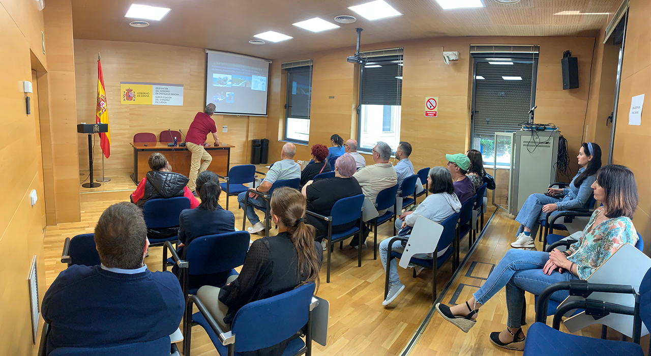 Cerca de 60 vecinos y estudiantes de Cuenca descubren los entresijos de la Subdelegación del Gobierno para agilizar sus trámites 2 Cerca de 60 vecinos y estudiantes de Cuenca descubren los entresijos de la Subdelegación del Gobierno para agilizar sus trámites