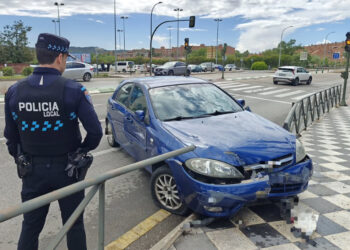 Choque en la glorieta del Centro de Recepción de Turistas de Cuenca por una maniobra indebida