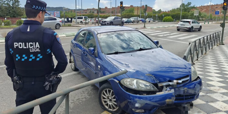 Choque en la glorieta del Centro de Recepción de Turistas de Cuenca por una maniobra indebida 1 Choque en la glorieta del Centro de Recepción de Turistas de Cuenca por una maniobra indebida