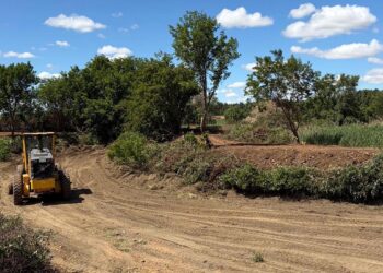 Comienzan los trabajos de desbroce de cunetas y caminos rurales en el término municipal de Cabanillas