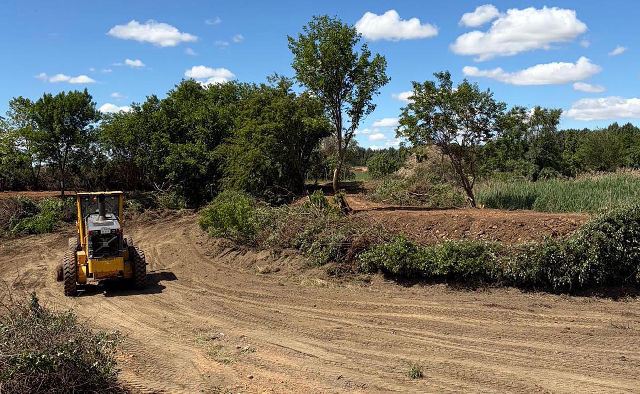 Comienzan los trabajos de desbroce de cunetas y caminos rurales en el término municipal de Cabanillas