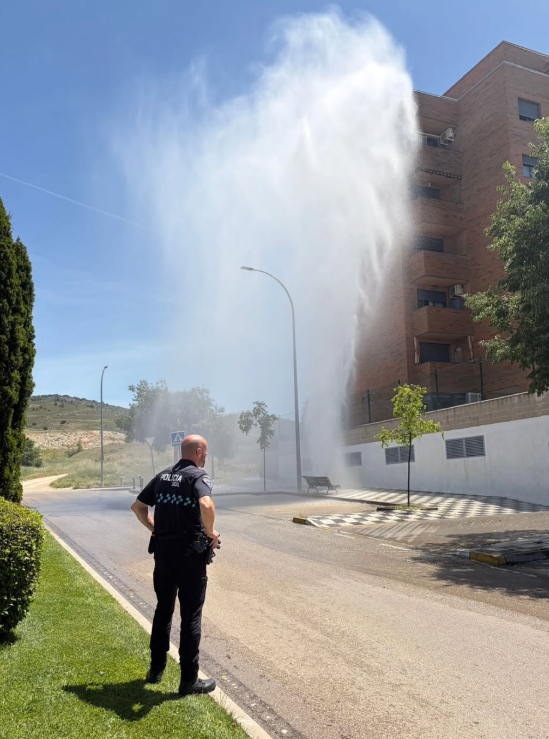 Cortes de agua en Cuenca: una rotura de tubería afecta a los vecinos de la calle Francisco Suay 2 Cortes de agua en Cuenca una rotura de tubería afecta a los vecinos de la calle Francisco Suay