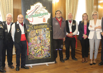 La Diputación Provincial de Cuenca ha sido el escenario elegido para desvelar la programación del 25 aniversario del Grupo Rondadores. Esta agrupación, nacida en 2001, lleva un cuarto de siglo dedicada a la recuperación y difusión de la música tradicional conquense. Durante la presentación en el salón de plenos, autoridades locales y provinciales han respaldado una trayectoria que ha permitido devolver a las calles tradiciones populares casi olvidadas. El presidente del colectivo, Fernando López Gabaldón, ha agradecido este apoyo institucional como pilar fundamental para alcanzar esta efeméride cultural. Para celebrar este hito, el Grupo Rondadores ha organizado un ciclo de conciertos temáticos en la capital que arrancará con una gran gala. El primer evento tendrá lugar este viernes 22 de mayo a las 20:00 horas en el Teatro Auditorio José Luis Perales, con entrada libre hasta completar el aforo. Las siguientes citas musicales están programadas para distintos espacios de la ciudad: Parque de San Julián el 23 de agosto. Salón de Actos de Unicaja el 30 de octubre. Centro Cultural Aguirre durante las fiestas de Navidad. El acto también ha servido para presentar el cartel oficial del aniversario. El artista conquense Tomás Bux ha sido el encargado de diseñar una obra que fusiona la arquitectura típica de Cuenca con los instrumentos tradicionales que caracterizan a la agrupación. Tanto la vicepresidenta segunda de la Diputación, Marian Martínez, como la delegada de la Junta en Cuenca, Marian López, han coincidido en el inmenso valor social del grupo. Ambas responsables han destacado las visitas de la agrupación a residencias de mayores y su labor fundamental para transmitir la cultura folclórica a las nuevas generaciones. Un legado musical vivo La trayectoria del Grupo Rondadores entronca directamente con el renacimiento del folclore en la provincia durante las últimas décadas. Tal y como documenta el archivo histórico de Liberal de Castilla, celebraciones como el tradicional Canto de los Mayos han experimentado un notable repunte de participación ciudadana en los últimos años. Esta revitalización no es un fenómeno casual, sino el fruto del trabajo constante de agrupaciones locales que han sacado los instrumentos tradicionales de los museos para devolverlos a las plazas y los barrios conquenses. El paso de cantar de forma improvisada en las calles a llenar espacios escénicos de primer nivel demuestra la consolidación de la música popular en Cuenca. La conservación del patrimonio sonoro ha dejado de ser una labor exclusiva de investigadores para convertirse en un elemento dinamizador de la vida diaria en Castilla-La Mancha. Al integrar la música tradicional en la agenda oficial, la ciudad asegura que el legado de las rondallas siga resonando con fuerza frente a los nuevos hábitos de consumo cultural.