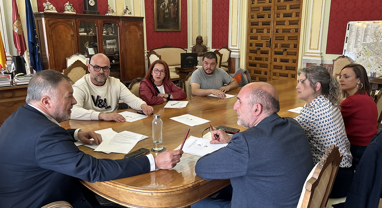Dolz recibe a la nueva Directiva de la Asociación Amigos del Carnaval, agradeciendo su implicación “en todas las fiestas de la ciudad” 2 Dolz