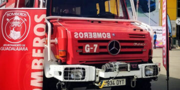 Dos ancianos hospitalizados tras arder el colchón de su piso en la calle Bolivia de Guadalajara