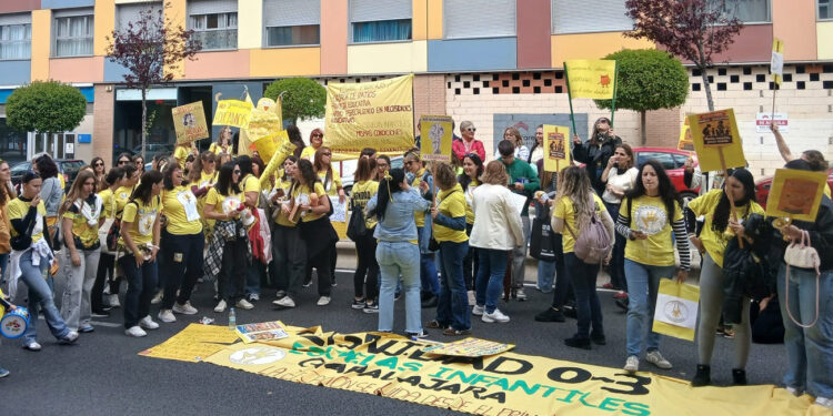 El 65% de las educadoras infantiles secunda la huelga y obliga a cerrar centros en Cuenca y Guadalajara 1 El 65% de las educadoras infantiles secunda la huelga y obliga a cerrar centros en Cuenca y Guadalajara