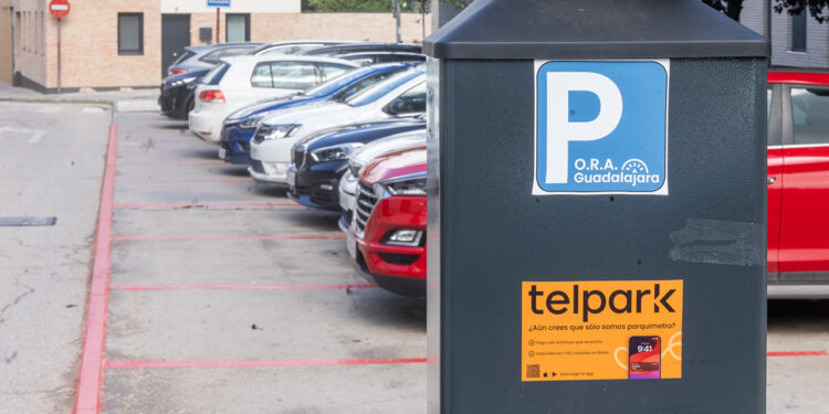 El Ayuntamiento de Guadalajara frena la nueva zona azul y suprime el 80% de las plazas previstas tras caer la ZBE