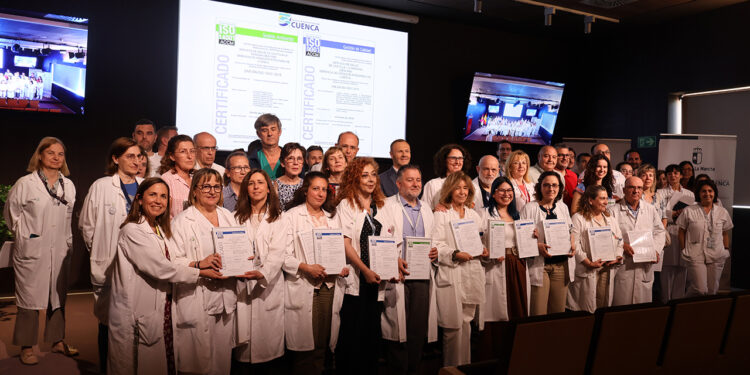 El Hospital Universitario de Cuenca entrega las certificaciones de calidad de la Norma ISO 9001 a 13 servicios o unidades, dos más que en la anterior edición 1 El Hospital Universitario de Cuenca entrega las certificaciones de calidad de la Norma ISO 9001 a 13 servicios o unidades, dos más que en la anterior edición