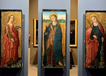 El Ministerio de Cultura ha destinado 90.000 euros para la adquisición de tres tablas pictóricas hispanoflamencas que regresarán a la ciudad de Guadalajara casi un siglo después de su desaparición. Las obras, que representan a Santa Lucía, Santa Apolonia y Santa Bárbara, formaron parte del retablo del extinto convento de San Bernardo, conocido popularmente por los vecinos como "las Bernardas". Fechadas entre 1485 y 1488, estas piezas se han convertido en el único vestigio que sobrevive del histórico edificio religioso. El convento original sufrió un derribo parcial en 1950 y sus últimos restos desaparecieron definitivamente del entramado urbano a finales del siglo XX. El destino de este conjunto es el Museo Provincial de Guadalajara, de titularidad estatal pero gestionado por la comunidad autónoma. La compra permite recuperar un patrimonio estrictamente local que fue saqueado y extraído de la capital alcarreña durante el transcurso de la Guerra Civil. Tras su salida forzosa, las tablas pasaron a manos privadas y su pista se perdió durante décadas. Su incorporación actual enriquecerá las salas del museo con pintura de un periodo artístico que hasta ahora contaba con escasa presencia en su colección pública. Detalles de la adquisición La inversión del Ministerio de Cultura asciende a 90.000 euros a través de Bellas Artes. Las tablas adquiridas representan las figuras de Santa Lucía, Santa Apolonia y Santa Bárbara. El conjunto destaca por sus fondos dorados al agua sobre bol, técnica propia de la Castilla del siglo XV. La autoría se atribuye al Maestro de los Luna, que podría ser el pintor Juan de Segovia. Las figuras presentan los rasgos formales característicos de este maestro, un nombre acuñado en 1933 por el historiador Rathfon Chandler Post para agrupar estas obras. Este destacado creador hispanoflamenco, activo en la ciudad entre 1484 y 1504, desarrolló su actividad en estrecha relación con las élites nobiliarias de la época. Su figura fue esencial en el panorama artístico local, dejando su huella en otras grandes colecciones como el Museo del Prado o la Catedral de Toledo. Recuperación del patrimonio alcarreño El regreso de estas piezas supone un hito en la constante labor de protección del patrimonio histórico expoliado, una temática que abordamos frecuentemente en el archivo de Liberal de Castilla. Resulta especialmente revelador que el destino de las obras sea el Palacio del Infantado, actual sede del Museo Provincial de Guadalajara. El Maestro de los Luna desarrolló gran parte de su carrera bajo el mecenazgo de la familia Mendoza y trabajó de forma directa en las estancias de este mismo edificio ducal. Con esta adquisición, las pinturas no solo cubren un vacío cronológico en las galerías provinciales, sino que cierran un círculo histórico fundamental para la ciudad. Las tablas abandonan su largo exilio en colecciones privadas para volver al entorno monumental exacto donde su creador consolidó el legado pictórico más importante de la Guadalajara del siglo XV.