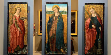 El Ministerio de Cultura ha destinado 90.000 euros para la adquisición de tres tablas pictóricas hispanoflamencas que regresarán a la ciudad de Guadalajara casi un siglo después de su desaparición. Las obras, que representan a Santa Lucía, Santa Apolonia y Santa Bárbara, formaron parte del retablo del extinto convento de San Bernardo, conocido popularmente por los vecinos como "las Bernardas". Fechadas entre 1485 y 1488, estas piezas se han convertido en el único vestigio que sobrevive del histórico edificio religioso. El convento original sufrió un derribo parcial en 1950 y sus últimos restos desaparecieron definitivamente del entramado urbano a finales del siglo XX. El destino de este conjunto es el Museo Provincial de Guadalajara, de titularidad estatal pero gestionado por la comunidad autónoma. La compra permite recuperar un patrimonio estrictamente local que fue saqueado y extraído de la capital alcarreña durante el transcurso de la Guerra Civil. Tras su salida forzosa, las tablas pasaron a manos privadas y su pista se perdió durante décadas. Su incorporación actual enriquecerá las salas del museo con pintura de un periodo artístico que hasta ahora contaba con escasa presencia en su colección pública. Detalles de la adquisición La inversión del Ministerio de Cultura asciende a 90.000 euros a través de Bellas Artes. Las tablas adquiridas representan las figuras de Santa Lucía, Santa Apolonia y Santa Bárbara. El conjunto destaca por sus fondos dorados al agua sobre bol, técnica propia de la Castilla del siglo XV. La autoría se atribuye al Maestro de los Luna, que podría ser el pintor Juan de Segovia. Las figuras presentan los rasgos formales característicos de este maestro, un nombre acuñado en 1933 por el historiador Rathfon Chandler Post para agrupar estas obras. Este destacado creador hispanoflamenco, activo en la ciudad entre 1484 y 1504, desarrolló su actividad en estrecha relación con las élites nobiliarias de la época. Su figura fue esencial en el panorama artístico local, dejando su huella en otras grandes colecciones como el Museo del Prado o la Catedral de Toledo. Recuperación del patrimonio alcarreño El regreso de estas piezas supone un hito en la constante labor de protección del patrimonio histórico expoliado, una temática que abordamos frecuentemente en el archivo de Liberal de Castilla. Resulta especialmente revelador que el destino de las obras sea el Palacio del Infantado, actual sede del Museo Provincial de Guadalajara. El Maestro de los Luna desarrolló gran parte de su carrera bajo el mecenazgo de la familia Mendoza y trabajó de forma directa en las estancias de este mismo edificio ducal. Con esta adquisición, las pinturas no solo cubren un vacío cronológico en las galerías provinciales, sino que cierran un círculo histórico fundamental para la ciudad. Las tablas abandonan su largo exilio en colecciones privadas para volver al entorno monumental exacto donde su creador consolidó el legado pictórico más importante de la Guadalajara del siglo XV.