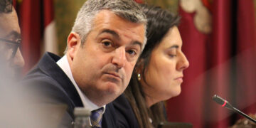 El PP acusa al Gobierno de Dolz de «temeridad» tras admitirse que las cornisas en Semana Santa se revisaron sin el camión de bomberos adecuado