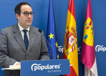 El PP denuncia la falta de planificación de Page en la adjudicación del servicio de cafetería y restauración del Hospital de Cuenca 5 El presidente del Partido Popular de Cuenca y diputado regional, José Martín‑Buro, ha denunciado la grave falta de planificación del Gobierno de Emiliano García‑Page en la adjudicación del servicio de cafetería y restauración del Hospital Universitario de Cuenca, un servicio esencial que sigue sin contrato definitivo pese a la puesta en marcha del nuevo centro sanitario. Martín‑Buro ha recordado que la Gerencia de Atención Integrada de Cuenca activó una licitación para adjudicar, mediante concesión de servicios, la explotación de las cafeterías, comedor y máquinas expendedoras del hospital y de varios centros del área sanitaria, pero a fecha de hoy “el procedimiento continúa bloqueado y sin resolver”. El dirigente popular ha señalado que el expediente se encuentra actualmente recurrido y paralizado, lo que evidencia, a su juicio, la improvisación y la mala gestión del Gobierno regional en un asunto que debería haberse resuelto con previsión y rigor antes de la apertura del hospital. “Estamos hablando de un servicio básico tanto para los usuarios como para los profesionales sanitarios. No es admisible que, con las cifras económicas que maneja este contrato y con la relevancia que tiene para el día a día del hospital, el Sescam haya llegado a esta situación de bloqueo”, declaraba Martín‑Buro. Asimismo, el diputado del PP ha criticado que, mientras el procedimiento sigue en trámite y sin adjudicación definitiva, “el servicio continúa prestándose en condiciones precarias, sin un marco contractual estable y con una evidente inseguridad jurídica”, algo que considera “inadmisible en una infraestructura sanitaria”. Por ello, ha exigido una adjudicación clara, transparente y bien planificada para garantizar un servicio digno y de calidad”. En este sentido, Martín‑Buro ha afirmado que no resulta sorprendente esta falta de previsión en la adjudicación del servicio de cafetería, ya que responde a una tónica general en la puesta en marcha del nuevo Hospital Universitario de Cuenca, marcada por la improvisación y la ausencia de planificación. “Ahí están problemas tan evidentes como la falta de previsión en los accesos y aparcamientos, que siguen generando molestias a usuarios y profesionales, demostrando que el hospital se ha abierto sin tener resueltos servicios y necesidades básicas”. Para el parlamentario del PP, esta situación vuelve a demostrar que “el problema no es tanto la falta de recursos, sino la falta de gestión y de planificación del Gobierno de Page”, y les ha exigido que desbloqueen de inmediato la licitación y adjudiquen cuanto antes el contrato para garantizar un servicio de restauración adecuado en el Hospital Universitario de Cuenca. “Con Page, los anuncios van siempre por delante de la gestión. El hospital necesita servicios funcionando con normalidad y seguridad jurídica, no improvisación ni parches”, finalizaba.