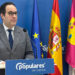 El presidente del Partido Popular de Cuenca y diputado regional, José Martín‑Buro, ha denunciado la grave falta de planificación del Gobierno de Emiliano García‑Page en la adjudicación del servicio de cafetería y restauración del Hospital Universitario de Cuenca, un servicio esencial que sigue sin contrato definitivo pese a la puesta en marcha del nuevo centro sanitario. Martín‑Buro ha recordado que la Gerencia de Atención Integrada de Cuenca activó una licitación para adjudicar, mediante concesión de servicios, la explotación de las cafeterías, comedor y máquinas expendedoras del hospital y de varios centros del área sanitaria, pero a fecha de hoy “el procedimiento continúa bloqueado y sin resolver”. El dirigente popular ha señalado que el expediente se encuentra actualmente recurrido y paralizado, lo que evidencia, a su juicio, la improvisación y la mala gestión del Gobierno regional en un asunto que debería haberse resuelto con previsión y rigor antes de la apertura del hospital. “Estamos hablando de un servicio básico tanto para los usuarios como para los profesionales sanitarios. No es admisible que, con las cifras económicas que maneja este contrato y con la relevancia que tiene para el día a día del hospital, el Sescam haya llegado a esta situación de bloqueo”, declaraba Martín‑Buro. Asimismo, el diputado del PP ha criticado que, mientras el procedimiento sigue en trámite y sin adjudicación definitiva, “el servicio continúa prestándose en condiciones precarias, sin un marco contractual estable y con una evidente inseguridad jurídica”, algo que considera “inadmisible en una infraestructura sanitaria”. Por ello, ha exigido una adjudicación clara, transparente y bien planificada para garantizar un servicio digno y de calidad”. En este sentido, Martín‑Buro ha afirmado que no resulta sorprendente esta falta de previsión en la adjudicación del servicio de cafetería, ya que responde a una tónica general en la puesta en marcha del nuevo Hospital Universitario de Cuenca, marcada por la improvisación y la ausencia de planificación. “Ahí están problemas tan evidentes como la falta de previsión en los accesos y aparcamientos, que siguen generando molestias a usuarios y profesionales, demostrando que el hospital se ha abierto sin tener resueltos servicios y necesidades básicas”. Para el parlamentario del PP, esta situación vuelve a demostrar que “el problema no es tanto la falta de recursos, sino la falta de gestión y de planificación del Gobierno de Page”, y les ha exigido que desbloqueen de inmediato la licitación y adjudiquen cuanto antes el contrato para garantizar un servicio de restauración adecuado en el Hospital Universitario de Cuenca. “Con Page, los anuncios van siempre por delante de la gestión. El hospital necesita servicios funcionando con normalidad y seguridad jurídica, no improvisación ni parches”, finalizaba.