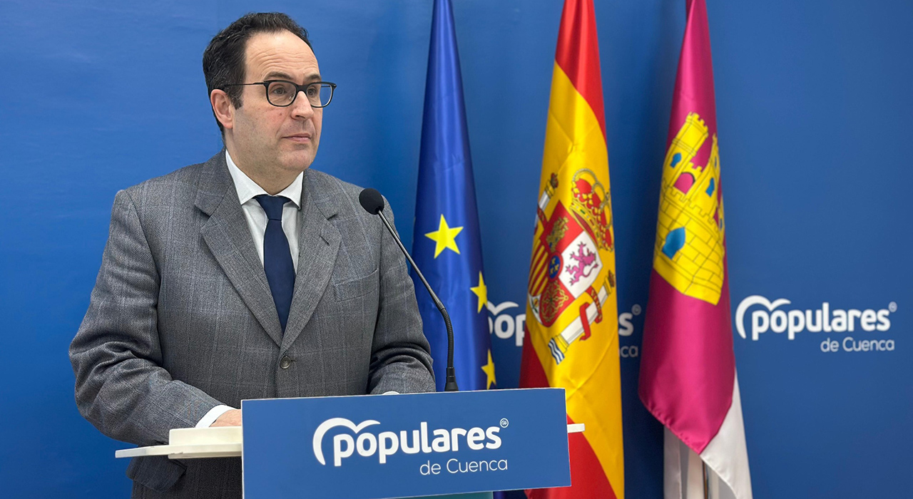 El PP denuncia la falta de planificación de Page en la adjudicación del servicio de cafetería y restauración del Hospital de Cuenca 2 El presidente del Partido Popular de Cuenca y diputado regional, José Martín‑Buro, ha denunciado la grave falta de planificación del Gobierno de Emiliano García‑Page en la adjudicación del servicio de cafetería y restauración del Hospital Universitario de Cuenca, un servicio esencial que sigue sin contrato definitivo pese a la puesta en marcha del nuevo centro sanitario.Martín‑Buro ha recordado que la Gerencia de Atención Integrada de Cuenca activó una licitación para adjudicar, mediante concesión de servicios, la explotación de las cafeterías, comedor y máquinas expendedoras del hospital y de varios centros del área sanitaria, pero a fecha de hoy “el procedimiento continúa bloqueado y sin resolver”.El dirigente popular ha señalado que el expediente se encuentra actualmente recurrido y paralizado, lo que evidencia, a su juicio, la improvisación y la mala gestión del Gobierno regional en un asunto que debería haberse resuelto con previsión y rigor antes de la apertura del hospital. “Estamos hablando de un servicio básico tanto para los usuarios como para los profesionales sanitarios. No es admisible que, con las cifras económicas que maneja este contrato y con la relevancia que tiene para el día a día del hospital, el Sescam haya llegado a esta situación de bloqueo”, declaraba Martín‑Buro.Asimismo, el diputado del PP ha criticado que, mientras el procedimiento sigue en trámite y sin adjudicación definitiva, “el servicio continúa prestándose en condiciones precarias, sin un marco contractual estable y con una evidente inseguridad jurídica”, algo que considera “inadmisible en una infraestructura sanitaria”. Por ello, ha exigido una adjudicación clara, transparente y bien planificada para garantizar un servicio digno y de calidad”.En este sentido, Martín‑Buro ha afirmado que no resulta sorprendente esta falta de previsión en la adjudicación del servicio de cafetería, ya que responde a una tónica general en la puesta en marcha del nuevo Hospital Universitario de Cuenca, marcada por la improvisación y la ausencia de planificación. “Ahí están problemas tan evidentes como la falta de previsión en los accesos y aparcamientos, que siguen generando molestias a usuarios y profesionales, demostrando que el hospital se ha abierto sin tener resueltos servicios y necesidades básicas”.Para el parlamentario del PP, esta situación vuelve a demostrar que “el problema no es tanto la falta de recursos, sino la falta de gestión y de planificación del Gobierno de Page”, y les ha exigido que desbloqueen de inmediato la licitación y adjudiquen cuanto antes el contrato para garantizar un servicio de restauración adecuado en el Hospital Universitario de Cuenca. “Con Page, los anuncios van siempre por delante de la gestión. El hospital necesita servicios funcionando con normalidad y seguridad jurídica, no improvisación ni parches”, finalizaba.