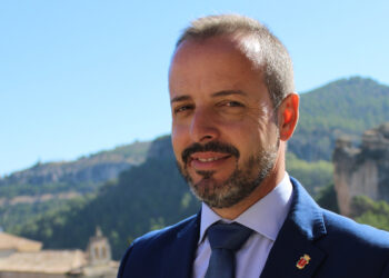 El Grupo Municipal Popular en el Ayuntamiento de Cuenca ha formalizado sus alegaciones contra la posible declaración del municipio como zona de mercado residencial tensionado. El concejal popular, Juan Guadalajara ha manifestado la oposición de su formación a una medida que, según denuncia, carece de sustento técnico y legal suficiente, basándose en un informe con "graves deficiencias metodológicas". Guadalajara ha señalado que el propio informe municipal admite limitaciones severas que invalidan los criterios exigidos por la Ley de Vivienda. "El documento confiesa literalmente que no existen datos oficiales sobre el valor de las hipotecas desglosadas por distritos en Cuenca, lo que imposibilita calcular el esfuerzo económico real de los ciudadanos", explicaba el edil. Asimismo, ha criticado que el incremento de precios se base en muestras privadas no homogéneas y no en series temporales oficiales completas, lo que invalida cualquier conclusión sobre una supuesta "tensión estructural" en una ciudad que el propio informe describe como "estable". Contradicción con la Agenda Urbana Desde el PP en el Consistorio subrayan que declarar a Cuenca como zona tensionada choca directamente con la Agenda Urbana 2024-2030 aprobada por el propio Ayuntamiento. "Mientras la Agenda busca atraer población y rehabilitar barrios el Casco Antiguo, esta medida penaliza la rehabilitación y desincentiva la inversión privada", afirmaba Guadalajara. Para los populares, la aplicación de límites al alquiler solo generará inseguridad jurídica y una "retirada masiva" de inmuebles del mercado, como ya se ha observado en otras regiones intervenidas durante el último año. El también diputado provincial ha defendido que el problema de la vivienda en Cuenca no se soluciona con restricciones, sino aumentando la oferta. Por ello, el Grupo Popular solicita el archivo del expediente y propone un plan de choque que incluya: - Silencio administrativo positivo en licencias de construcción en un plazo de tres meses. - Movilización de suelo público para alquiler asequible y beneficios fiscales para propietarios particulares. - Regeneración urbana flexible para dar respuesta a un parque de viviendas envejecido que necesita inversión, no castigos regulatorios. "Pensar que se puede mejorar el acceso a la vivienda sin construir es tener una relación complicada con la realidad", ha advertido Guadalajara, quien ha finalizado instando al equipo de Gobierno de Darío Dolz a abandonar una medida que "solo traerá menos pisos y más caros para los conquenses".