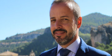 El Grupo Municipal Popular en el Ayuntamiento de Cuenca ha formalizado sus alegaciones contra la posible declaración del municipio como zona de mercado residencial tensionado. El concejal popular, Juan Guadalajara ha manifestado la oposición de su formación a una medida que, según denuncia, carece de sustento técnico y legal suficiente, basándose en un informe con "graves deficiencias metodológicas". Guadalajara ha señalado que el propio informe municipal admite limitaciones severas que invalidan los criterios exigidos por la Ley de Vivienda. "El documento confiesa literalmente que no existen datos oficiales sobre el valor de las hipotecas desglosadas por distritos en Cuenca, lo que imposibilita calcular el esfuerzo económico real de los ciudadanos", explicaba el edil. Asimismo, ha criticado que el incremento de precios se base en muestras privadas no homogéneas y no en series temporales oficiales completas, lo que invalida cualquier conclusión sobre una supuesta "tensión estructural" en una ciudad que el propio informe describe como "estable". Contradicción con la Agenda Urbana Desde el PP en el Consistorio subrayan que declarar a Cuenca como zona tensionada choca directamente con la Agenda Urbana 2024-2030 aprobada por el propio Ayuntamiento. "Mientras la Agenda busca atraer población y rehabilitar barrios el Casco Antiguo, esta medida penaliza la rehabilitación y desincentiva la inversión privada", afirmaba Guadalajara. Para los populares, la aplicación de límites al alquiler solo generará inseguridad jurídica y una "retirada masiva" de inmuebles del mercado, como ya se ha observado en otras regiones intervenidas durante el último año. El también diputado provincial ha defendido que el problema de la vivienda en Cuenca no se soluciona con restricciones, sino aumentando la oferta. Por ello, el Grupo Popular solicita el archivo del expediente y propone un plan de choque que incluya: - Silencio administrativo positivo en licencias de construcción en un plazo de tres meses. - Movilización de suelo público para alquiler asequible y beneficios fiscales para propietarios particulares. - Regeneración urbana flexible para dar respuesta a un parque de viviendas envejecido que necesita inversión, no castigos regulatorios. "Pensar que se puede mejorar el acceso a la vivienda sin construir es tener una relación complicada con la realidad", ha advertido Guadalajara, quien ha finalizado instando al equipo de Gobierno de Darío Dolz a abandonar una medida que "solo traerá menos pisos y más caros para los conquenses".