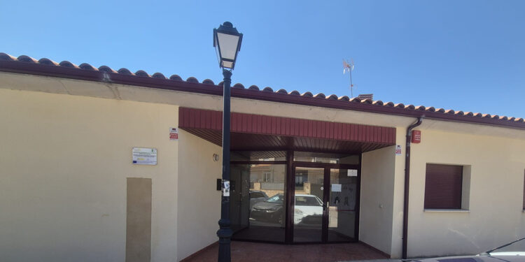 Los socialistas defienden la profesionalidad de las trabajadoras del centro y garantizan la continuidad del servicio el próximo curso escuchando y atendiendo las sugerencias que reciben. El PSOE de Arcas ha mostrado su rechazo a la “campaña de desinformación y alarmismo” impulsada por el Partido Popular en torno al funcionamiento de la Escuela Infantil Municipal, después de las acusaciones difundidas en medios de comunicación y redes sociales sobre una supuesta falta de personal y desatención a los menores. Desde el equipo de Gobierno municipal han defendido que “no existe ningún abandono ni falta de control” en el centro y han recordado que el servicio educativo está adjudicado mediante licitación pública a una empresa especializada, siendo la Delegación Provincial de Educación, a través del Servicio de Inspección Educativa, la encargada de supervisar y controlar la labor docente. De hecho, señalan que la Escuela Infantil ha recibido visitas de inspección durante el presente curso escolar. Los socialistas critican que el Grupo Popular “convierta cualquier situación municipal en una amenaza para los vecinos y vecinas de Arcas” basándose, aseguran, en “especulaciones y afirmaciones sin contrastar”. Asimismo, consideran que el PP “está utilizando la educación como herramienta política” y recuerdan que el Ayuntamiento ha mantenido reuniones tanto con familias como con la empresa concesionaria para atender inquietudes y mejorar la comunicación sobre el funcionamiento del servicio. En este sentido, destacan que recientemente se celebró un encuentro entre Ayuntamiento, empresa, trabajadoras y familias en el que “todas las partes reconocieron públicamente el trabajo y la implicación de las educadoras del centro”. Fruto de esa reunión, el Consistorio incorporará a los futuros pliegos de licitación varias sugerencias trasladadas por las familias, después de que la actual empresa comunicara hace dos meses su renuncia a continuar prestando el servicio el próximo curso. Por último, el PSOE de Arcas ha querido trasladar un mensaje de tranquilidad a las familias y ha garantizado públicamente que la Escuela Infantil Municipal seguirá funcionando con normalidad el próximo curso escolar, reiterando el compromiso del Ayuntamiento con un servicio “fundamental para la conciliación y el bienestar de las familias del municipio”.