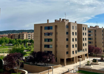 El PSOE de Cuenca aplaude las medidas de Page en materia de vivienda: "Frente a la palabrería del PP, soluciones y presupuesto" 2 El portavoz de vivienda en la Ejecutiva Provincial del PSOE por Cuenca, Sergio Tórtola, ha destacado que el nuevo Plan de Vivienda del Gobierno de Castilla-La Mancha “supone una apuesta real y decidida para combatir uno de los principales problemas de esta generación: el acceso a una vivienda”. Tórtola ha defendido que “frente a la palabrería del Partido Popular, el Gobierno de Emiliano García-Page está poniendo encima de la mesa medidas concretas y financiación para dar respuesta a un problema complejo”. Para Tórtola, “garantizar el acceso a la vivienda es también garantizar igualdad de oportunidades”. El socialista ha subrayado que el plan movilizará cerca de 500 millones de euros durante los próximos cuatro años en un paquete de medidas que combina ayudas al alquiler, apoyo a la compra de vivienda, rehabilitación y nuevas fórmulas para incrementar la oferta disponible. Entre las medidas más importantes, Tórtola ha destacado la nueva convocatoria de ayudas al alquiler que los conquenses pueden solicitar desde este mismo viernes. Dotada con cinco millones de euros cubrirán hasta el 50% del alquiler mensual de la vivienda habitual. “Pagar un alquiler supone hoy gran parte del salario y estas ayudas son fundamentales para aliviar esa situación”, ha señalado. Asimismo, ha destacado que a los jóvenes que quieran adquirir una vivienda se les avalará el 20 % del préstamo que las entidades bancarias no financian y se concederán ayudas "flexibles" por el valor de los intereses, una cuantía que se podrán dedicar al pago del préstamo, de los impuestos o a amueblar la vivienda. Tórtola ha valorado el enfoque rural del nuevo plan con ayudas de hasta 15.000 euros para menores de 35 años que compren vivienda en municipios de menos de 10.000 habitantes o los 108 millones de euros destinados a rehabilitación y recuperación de vivienda, lo que, según el socialista “va a permitir que muchos inmuebles puedan volver a ponerse en uso ayudando a solucionar la falta de vivienda de sufren también los pueblos de Cuenca”.