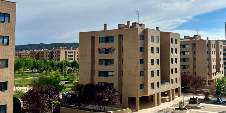 El PSOE de Cuenca aplaude las medidas de Page en materia de vivienda: "Frente a la palabrería del PP, soluciones y presupuesto" 1 El portavoz de vivienda en la Ejecutiva Provincial del PSOE por Cuenca, Sergio Tórtola, ha destacado que el nuevo Plan de Vivienda del Gobierno de Castilla-La Mancha “supone una apuesta real y decidida para combatir uno de los principales problemas de esta generación: el acceso a una vivienda”. Tórtola ha defendido que “frente a la palabrería del Partido Popular, el Gobierno de Emiliano García-Page está poniendo encima de la mesa medidas concretas y financiación para dar respuesta a un problema complejo”. Para Tórtola, “garantizar el acceso a la vivienda es también garantizar igualdad de oportunidades”. El socialista ha subrayado que el plan movilizará cerca de 500 millones de euros durante los próximos cuatro años en un paquete de medidas que combina ayudas al alquiler, apoyo a la compra de vivienda, rehabilitación y nuevas fórmulas para incrementar la oferta disponible. Entre las medidas más importantes, Tórtola ha destacado la nueva convocatoria de ayudas al alquiler que los conquenses pueden solicitar desde este mismo viernes. Dotada con cinco millones de euros cubrirán hasta el 50% del alquiler mensual de la vivienda habitual. “Pagar un alquiler supone hoy gran parte del salario y estas ayudas son fundamentales para aliviar esa situación”, ha señalado. Asimismo, ha destacado que a los jóvenes que quieran adquirir una vivienda se les avalará el 20 % del préstamo que las entidades bancarias no financian y se concederán ayudas "flexibles" por el valor de los intereses, una cuantía que se podrán dedicar al pago del préstamo, de los impuestos o a amueblar la vivienda. Tórtola ha valorado el enfoque rural del nuevo plan con ayudas de hasta 15.000 euros para menores de 35 años que compren vivienda en municipios de menos de 10.000 habitantes o los 108 millones de euros destinados a rehabilitación y recuperación de vivienda, lo que, según el socialista “va a permitir que muchos inmuebles puedan volver a ponerse en uso ayudando a solucionar la falta de vivienda de sufren también los pueblos de Cuenca”.
