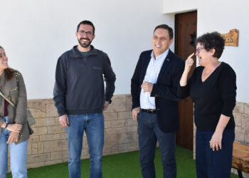 El Plan de Sostenibilidad Turística y Dinamización del Valle del Cabriel se acerca al 80 por ciento de ejecución de los distintos ejes de actuación que suman un presupuesto total de 3,9 millones de euros, fondos provenientes del Plan de Recuperación, Transformación y Resiliencia del Gobierno de España, financiado por fondos Next Generation de la Unión Europea. Una de las últimas actuaciones en ponerse en marcha es el proyecto de carriles ciclo turísticos, dotado de un presupuesto de 640.000 euros, que va a permitir 20 actuaciones en 14 municipios y mejora de la señalética en 336 kilómetros, una de las localidades donde se va a actuar es en La Pesquera. El presidente de la Diputación de Cuenca, Álvaro Martínez Chana, ha firmado esta mañana junto a la alcaldesa de La Pesquera, Mari Carmen García; la diputada de Turismo, Mayte Megía; y los responsables de la empresa adjudicataria el acta de replanteo de las obras en el sendero de esta localidad. Posteriormente se ha desplazado a la Casa Rural El Chiquitisco para conocer de primera mano la evolución del sector turístico en la localidad y ver como proyectos como el de Miguel Ángel Ponce están viendo la luz y permitiendo inversiones en el medio rural. Desde la Diputación de Cuenca están muy satisfechos de que este proyecto se esté plasmando en obras plausibles que están viendo la luz y que están sirviendo para ayudar al sector turístico de esta zona tan bonita e importante de la provincia como es el valle del Cabriel. Martínez Chana ha señalado que el objetivo es ayudar a emprendedores como Miguel Ángel “que quieren quedarse en el territorio y desarrollar aquí su plan de vida”. Además, este Plan de Sostenibilidad impulsa el trabajo en red entre los municipios para generar sinergias en toda la comarca, de tal manera, que los turistas puedan recorrer varios pueblos y se genere riqueza en todo el entorno. Martínez Chana ha señalado que otra de las líneas de actuación que contempla el PSTD del Valle del Cabriel es la promoción, de hecho, ha avanzado que el próximo jueves se va a desarrollar un acto en Valencia para dar a conocer las riquezas patrimoniales, gastronómicas, históricas y culturales que atesora esta zona. Los datos de turismo rural se van superando año tras año y el presidente provincial ha destacado que venimos de un 2025 de récord y está seguro que mejorando los atractivos de nuestros pueblos vamos a seguir creciendo en visitantes. La alcaldesa de La Pesquera ha explicado que este sendero donde se va a actuar es el que lleva a una de las señas de identidad de su municipio como el que transcurre hasta las ramblas saladas que finaliza en unas balsas y que habla también de la historia de la localidad. Mari Carmen García ha señalado que es de vital importancia demostrar a los vecinos y vecinas la cercanía de las instituciones para sacar adelante sus proyectos. Miguel Ángel Ponce, por su parte, ha detallado que la Casa Rural El Chiquitisco es un proyecto familiar que nació hace casi un año y poco a poco se va consolidando en este sector del turismo rural. Las expectativas de cara al verano son “buenas” y está convencido que esta ruta cicloturista les va a venir “estupendamente”.