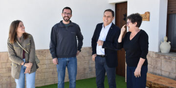 El Plan de Sostenibilidad Turística y Dinamización del Valle del Cabriel se acerca al 80 por ciento de ejecución de los distintos ejes de actuación que suman un presupuesto total de 3,9 millones de euros, fondos provenientes del Plan de Recuperación, Transformación y Resiliencia del Gobierno de España, financiado por fondos Next Generation de la Unión Europea. Una de las últimas actuaciones en ponerse en marcha es el proyecto de carriles ciclo turísticos, dotado de un presupuesto de 640.000 euros, que va a permitir 20 actuaciones en 14 municipios y mejora de la señalética en 336 kilómetros, una de las localidades donde se va a actuar es en La Pesquera. El presidente de la Diputación de Cuenca, Álvaro Martínez Chana, ha firmado esta mañana junto a la alcaldesa de La Pesquera, Mari Carmen García; la diputada de Turismo, Mayte Megía; y los responsables de la empresa adjudicataria el acta de replanteo de las obras en el sendero de esta localidad. Posteriormente se ha desplazado a la Casa Rural El Chiquitisco para conocer de primera mano la evolución del sector turístico en la localidad y ver como proyectos como el de Miguel Ángel Ponce están viendo la luz y permitiendo inversiones en el medio rural. Desde la Diputación de Cuenca están muy satisfechos de que este proyecto se esté plasmando en obras plausibles que están viendo la luz y que están sirviendo para ayudar al sector turístico de esta zona tan bonita e importante de la provincia como es el valle del Cabriel. Martínez Chana ha señalado que el objetivo es ayudar a emprendedores como Miguel Ángel “que quieren quedarse en el territorio y desarrollar aquí su plan de vida”. Además, este Plan de Sostenibilidad impulsa el trabajo en red entre los municipios para generar sinergias en toda la comarca, de tal manera, que los turistas puedan recorrer varios pueblos y se genere riqueza en todo el entorno. Martínez Chana ha señalado que otra de las líneas de actuación que contempla el PSTD del Valle del Cabriel es la promoción, de hecho, ha avanzado que el próximo jueves se va a desarrollar un acto en Valencia para dar a conocer las riquezas patrimoniales, gastronómicas, históricas y culturales que atesora esta zona. Los datos de turismo rural se van superando año tras año y el presidente provincial ha destacado que venimos de un 2025 de récord y está seguro que mejorando los atractivos de nuestros pueblos vamos a seguir creciendo en visitantes. La alcaldesa de La Pesquera ha explicado que este sendero donde se va a actuar es el que lleva a una de las señas de identidad de su municipio como el que transcurre hasta las ramblas saladas que finaliza en unas balsas y que habla también de la historia de la localidad. Mari Carmen García ha señalado que es de vital importancia demostrar a los vecinos y vecinas la cercanía de las instituciones para sacar adelante sus proyectos. Miguel Ángel Ponce, por su parte, ha detallado que la Casa Rural El Chiquitisco es un proyecto familiar que nació hace casi un año y poco a poco se va consolidando en este sector del turismo rural. Las expectativas de cara al verano son “buenas” y está convencido que esta ruta cicloturista les va a venir “estupendamente”.