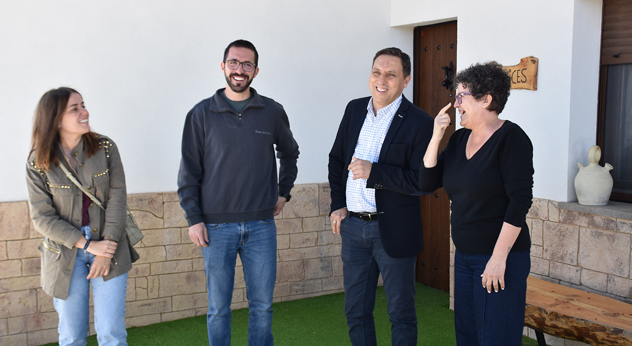 El PSTD del Valle del Cabriel se acerca al 80 por ciento de ejecución de los 3,9 millones de euros que tiene de presupuesto 2 El Plan de Sostenibilidad Turística y Dinamización del Valle del Cabriel se acerca al 80 por ciento de ejecución de los distintos ejes de actuación que suman un presupuesto total de 3,9 millones de euros, fondos provenientes del Plan de Recuperación, Transformación y Resiliencia del Gobierno de España, financiado por fondos Next Generation de la Unión Europea. Una de las últimas actuaciones en ponerse en marcha es el proyecto de carriles ciclo turísticos, dotado de un presupuesto de 640.000 euros, que va a permitir 20 actuaciones en 14 municipios y mejora de la señalética en 336 kilómetros, una de las localidades donde se va a actuar es en La Pesquera.
El presidente de la Diputación de Cuenca, Álvaro Martínez Chana, ha firmado esta mañana junto a la alcaldesa de La Pesquera, Mari Carmen García; la diputada de Turismo, Mayte Megía; y los responsables de la empresa adjudicataria el acta de replanteo de las obras en el sendero de esta localidad. Posteriormente se ha desplazado a la Casa Rural El Chiquitisco para conocer de primera mano la evolución del sector turístico en la localidad y ver como proyectos como el de Miguel Ángel Ponce están viendo la luz y permitiendo inversiones en el medio rural.
Desde la Diputación de Cuenca están muy satisfechos de que este proyecto se esté plasmando en obras plausibles que están viendo la luz y que están sirviendo para ayudar al sector turístico de esta zona tan bonita e importante de la provincia como es el valle del Cabriel. Martínez Chana ha señalado que el objetivo es ayudar a emprendedores como Miguel Ángel “que quieren quedarse en el territorio y desarrollar aquí su plan de vida”. Además, este Plan de Sostenibilidad impulsa el trabajo en red entre los municipios para generar sinergias en toda la comarca, de tal manera, que los turistas puedan recorrer varios pueblos y se genere riqueza en todo el entorno.
Martínez Chana ha señalado que otra de las líneas de actuación que contempla el PSTD del Valle del Cabriel es la promoción, de hecho, ha avanzado que el próximo jueves se va a desarrollar un acto en Valencia para dar a conocer las riquezas patrimoniales, gastronómicas, históricas y culturales que atesora esta zona. Los datos de turismo rural se van superando año tras año y el presidente provincial ha destacado que venimos de un 2025 de récord y está seguro que mejorando los atractivos de nuestros pueblos vamos a seguir creciendo en visitantes.
La alcaldesa de La Pesquera ha explicado que este sendero donde se va a actuar es el que lleva a una de las señas de identidad de su municipio como el que transcurre hasta las ramblas saladas que finaliza en unas balsas y que habla también de la historia de la localidad. Mari Carmen García ha señalado que es de vital importancia demostrar a los vecinos y vecinas la cercanía de las instituciones para sacar adelante sus proyectos.
Miguel Ángel Ponce, por su parte, ha detallado que la Casa Rural El Chiquitisco es un proyecto familiar que nació hace casi un año y poco a poco se va consolidando en este sector del turismo rural. Las expectativas de cara al verano son “buenas” y está convencido que esta ruta cicloturista les va a venir “estupendamente”.