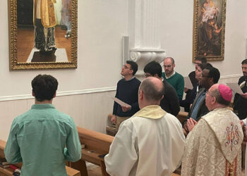 El Seminario de Cuenca adquiere una obra del artista David Santos que conecta el legado de San Juan de Ávila con la juventud de los seminaristas