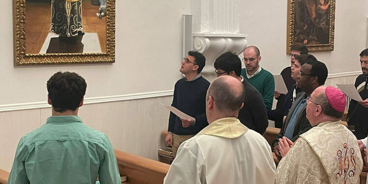 El Seminario de Cuenca adquiere una obra del artista David Santos que conecta el legado de San Juan de Ávila con la juventud de los seminaristas
