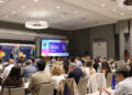 El Hotel Guadalajara Conference Center ha reunido este jueves, 21 de mayo, a cerca de 200 profesionales de la provincia para abordar los principales desafíos en la gestión de equipos. Durante el 20º Foro de Recursos Humanos, organizado por CEOE-CEPYME Guadalajara, los expertos han puesto sobre la mesa las dificultades reales para captar personal y el fuerte incremento del absentismo laboral. La jornada buscaba ofrecer soluciones prácticas a las empresas alcarreñas en un entorno de trabajo que exige una adaptación constante. La presidenta de la patronal, María Soledad García, fue la encargada de abrir el encuentro reivindicando la importancia de la capacitación para el tejido productivo. En este sentido, recordó el esfuerzo del tejido asociativo local, que imparte más de 300 cursos anuales para llegar a 4.000 trabajadores y desempleados de la provincia. La clausura institucional reafirmó este mensaje con la participación de la Junta y la Diputación, destacando el potencial humano de Guadalajara para atraer nuevas inversiones. Claves para retener talento Los expertos nacionales invitados al foro desgranaron diferentes estrategias para mejorar la competitividad interna de las compañías. Los ejes principales del debate se centraron en cuatro áreas corporativas de máxima prioridad en la actualidad: Estrategias de captación digital, donde se destacó el papel de los propios empleados como los mejores embajadores de la marca en redes como LinkedIn. Impacto del absentismo laboral, un problema creciente que alcanza los 9,2 millones de bajas a nivel nacional y que exige la colaboración conjunta de empresas y sindicatos. Cambio de paradigma en los procesos de selección, ya que los candidatos actuales tienen mayor control para elegir y obligan a las compañías a mejorar sus propuestas de valor. Liderazgo inspirador y humano, una competencia vital para fomentar la conexión, el nivel de exigencia y el trabajo en equipo dentro de las plantillas. Evolución del empleo alcarreño El análisis del archivo reciente de Liberal de Castilla demuestra que la captación de talento y el absentismo no son preocupaciones aisladas surgidas en esta jornada. Durante el último año, la cobertura de los eventos organizados por CEOE-CEPYME Guadalajara refleja una transición muy clara en las prioridades urgentes del empresariado local. Las demandas han pasado de centrarse exclusivamente en la creación de nuevos puestos de trabajo a buscar fórmulas efectivas para la retención y la fidelización del personal existente. Este vigésimo foro confirma una tendencia que ya se observaba de fondo en las mesas de empleo y jornadas formativas previas celebradas en la provincia. Las empresas alcarreñas asumen ahora el reto de ofrecer una experiencia integral al trabajador, priorizando la retribución justa y el desarrollo personal. El tejido económico local ha comprendido que el talento actual exige un entorno laboral que aporte un valor real más allá del simple salario.
