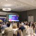 El Hotel Guadalajara Conference Center ha reunido este jueves, 21 de mayo, a cerca de 200 profesionales de la provincia para abordar los principales desafíos en la gestión de equipos. Durante el 20º Foro de Recursos Humanos, organizado por CEOE-CEPYME Guadalajara, los expertos han puesto sobre la mesa las dificultades reales para captar personal y el fuerte incremento del absentismo laboral. La jornada buscaba ofrecer soluciones prácticas a las empresas alcarreñas en un entorno de trabajo que exige una adaptación constante. La presidenta de la patronal, María Soledad García, fue la encargada de abrir el encuentro reivindicando la importancia de la capacitación para el tejido productivo. En este sentido, recordó el esfuerzo del tejido asociativo local, que imparte más de 300 cursos anuales para llegar a 4.000 trabajadores y desempleados de la provincia. La clausura institucional reafirmó este mensaje con la participación de la Junta y la Diputación, destacando el potencial humano de Guadalajara para atraer nuevas inversiones. Claves para retener talento Los expertos nacionales invitados al foro desgranaron diferentes estrategias para mejorar la competitividad interna de las compañías. Los ejes principales del debate se centraron en cuatro áreas corporativas de máxima prioridad en la actualidad: Estrategias de captación digital, donde se destacó el papel de los propios empleados como los mejores embajadores de la marca en redes como LinkedIn. Impacto del absentismo laboral, un problema creciente que alcanza los 9,2 millones de bajas a nivel nacional y que exige la colaboración conjunta de empresas y sindicatos. Cambio de paradigma en los procesos de selección, ya que los candidatos actuales tienen mayor control para elegir y obligan a las compañías a mejorar sus propuestas de valor. Liderazgo inspirador y humano, una competencia vital para fomentar la conexión, el nivel de exigencia y el trabajo en equipo dentro de las plantillas. Evolución del empleo alcarreño El análisis del archivo reciente de Liberal de Castilla demuestra que la captación de talento y el absentismo no son preocupaciones aisladas surgidas en esta jornada. Durante el último año, la cobertura de los eventos organizados por CEOE-CEPYME Guadalajara refleja una transición muy clara en las prioridades urgentes del empresariado local. Las demandas han pasado de centrarse exclusivamente en la creación de nuevos puestos de trabajo a buscar fórmulas efectivas para la retención y la fidelización del personal existente. Este vigésimo foro confirma una tendencia que ya se observaba de fondo en las mesas de empleo y jornadas formativas previas celebradas en la provincia. Las empresas alcarreñas asumen ahora el reto de ofrecer una experiencia integral al trabajador, priorizando la retribución justa y el desarrollo personal. El tejido económico local ha comprendido que el talento actual exige un entorno laboral que aporte un valor real más allá del simple salario.