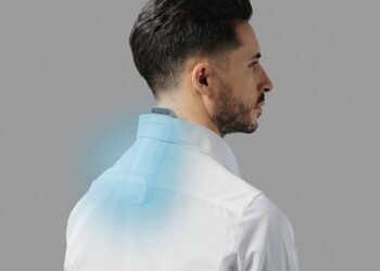La compañía tecnológica Sony lanzó el pasado 12 de mayo en España el REON POCKET PRO Plus, un dispositivo térmico portátil diseñado para llevarse en el cuello y ofrecer refrigeración individualizada. El equipo, disponible por 229 euros a través de su tienda oficial y Amazon, busca mitigar el impacto de las altas temperaturas en el día a día. Este sistema de climatización personal funciona mediante sensores de alta precisión y un algoritmo optimizado que adapta la intensidad del frío al entorno y a la actividad física de quien lo lleva. Esta nueva versión incrementa su capacidad de refrigeración en un 20% respecto a la generación anterior. Al activar el modo inteligente, el aparato logra reducir la temperatura de su placa de contacto en 2 °C adicionales, manteniendo siempre los estándares de seguridad internacionales sobre la piel. Para asegurar la estabilidad durante el movimiento, incorpora una banda para el cuello de diseño adaptativo. Sus tubos flexibles cuentan con un diámetro mayor que aumenta la fuerza de sujeción en un 40%, permitiendo caminar con comodidad sin que el dispositivo se desplace. El diseño está pensado para integrarse de forma discreta con la ropa habitual. Las piezas de ventilación son ajustables tanto en longitud como en ángulo, lo que garantiza una disipación eficiente del calor sin importar la complexión del usuario. Además, el kit incluye el sensor ambiental REON POCKET TAG 2, ahora un 18% más compacto que su predecesor. Este accesorio integra un mosquetón para fijarse fácilmente a mochilas o cinturones, encargándose de medir la temperatura y humedad del entorno en tiempo real. De los avisos por altas temperaturas a la climatización tecnológica personal La llegada al mercado español de este tipo de tecnología conecta directamente con la necesidad de adaptación frente a veranos cada vez más intensos. Al repasar la hemeroteca y las noticias relacionadas con la meteorología durante el último año, se evidencia cómo las sucesivas olas de calor a nivel nacional han alterado las rutinas de trabajo y ocio. La cobertura constante sobre la activación de alertas térmicas y las restricciones en exteriores refleja un escenario donde las precauciones tradicionales empiezan a requerir refuerzos. La evolución del clima ha impulsado el desarrollo de soluciones que van un paso más allá de los consejos sanitarios habituales. Mientras que en campañas estivales anteriores la atención se centraba en la creación de refugios climáticos en las grandes ciudades, la comercialización de la refrigeración portátil demuestra cómo la industria tecnológica busca atajar el problema de forma individual. Lo que hasta hace poco se percibía como una innovación lejana, se posiciona ahora en España como una herramienta cotidiana para hacer frente a una realidad climática ineludible.