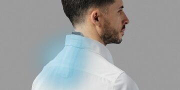 La compañía tecnológica Sony lanzó el pasado 12 de mayo en España el REON POCKET PRO Plus, un dispositivo térmico portátil diseñado para llevarse en el cuello y ofrecer refrigeración individualizada. El equipo, disponible por 229 euros a través de su tienda oficial y Amazon, busca mitigar el impacto de las altas temperaturas en el día a día. Este sistema de climatización personal funciona mediante sensores de alta precisión y un algoritmo optimizado que adapta la intensidad del frío al entorno y a la actividad física de quien lo lleva. Esta nueva versión incrementa su capacidad de refrigeración en un 20% respecto a la generación anterior. Al activar el modo inteligente, el aparato logra reducir la temperatura de su placa de contacto en 2 °C adicionales, manteniendo siempre los estándares de seguridad internacionales sobre la piel. Para asegurar la estabilidad durante el movimiento, incorpora una banda para el cuello de diseño adaptativo. Sus tubos flexibles cuentan con un diámetro mayor que aumenta la fuerza de sujeción en un 40%, permitiendo caminar con comodidad sin que el dispositivo se desplace. El diseño está pensado para integrarse de forma discreta con la ropa habitual. Las piezas de ventilación son ajustables tanto en longitud como en ángulo, lo que garantiza una disipación eficiente del calor sin importar la complexión del usuario. Además, el kit incluye el sensor ambiental REON POCKET TAG 2, ahora un 18% más compacto que su predecesor. Este accesorio integra un mosquetón para fijarse fácilmente a mochilas o cinturones, encargándose de medir la temperatura y humedad del entorno en tiempo real. De los avisos por altas temperaturas a la climatización tecnológica personal La llegada al mercado español de este tipo de tecnología conecta directamente con la necesidad de adaptación frente a veranos cada vez más intensos. Al repasar la hemeroteca y las noticias relacionadas con la meteorología durante el último año, se evidencia cómo las sucesivas olas de calor a nivel nacional han alterado las rutinas de trabajo y ocio. La cobertura constante sobre la activación de alertas térmicas y las restricciones en exteriores refleja un escenario donde las precauciones tradicionales empiezan a requerir refuerzos. La evolución del clima ha impulsado el desarrollo de soluciones que van un paso más allá de los consejos sanitarios habituales. Mientras que en campañas estivales anteriores la atención se centraba en la creación de refugios climáticos en las grandes ciudades, la comercialización de la refrigeración portátil demuestra cómo la industria tecnológica busca atajar el problema de forma individual. Lo que hasta hace poco se percibía como una innovación lejana, se posiciona ahora en España como una herramienta cotidiana para hacer frente a una realidad climática ineludible.