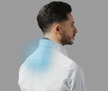 La compañía tecnológica Sony lanzó el pasado 12 de mayo en España el REON POCKET PRO Plus, un dispositivo térmico portátil diseñado para llevarse en el cuello y ofrecer refrigeración individualizada. El equipo, disponible por 229 euros a través de su tienda oficial y Amazon, busca mitigar el impacto de las altas temperaturas en el día a día. Este sistema de climatización personal funciona mediante sensores de alta precisión y un algoritmo optimizado que adapta la intensidad del frío al entorno y a la actividad física de quien lo lleva. Esta nueva versión incrementa su capacidad de refrigeración en un 20% respecto a la generación anterior. Al activar el modo inteligente, el aparato logra reducir la temperatura de su placa de contacto en 2 °C adicionales, manteniendo siempre los estándares de seguridad internacionales sobre la piel. Para asegurar la estabilidad durante el movimiento, incorpora una banda para el cuello de diseño adaptativo. Sus tubos flexibles cuentan con un diámetro mayor que aumenta la fuerza de sujeción en un 40%, permitiendo caminar con comodidad sin que el dispositivo se desplace. El diseño está pensado para integrarse de forma discreta con la ropa habitual. Las piezas de ventilación son ajustables tanto en longitud como en ángulo, lo que garantiza una disipación eficiente del calor sin importar la complexión del usuario. Además, el kit incluye el sensor ambiental REON POCKET TAG 2, ahora un 18% más compacto que su predecesor. Este accesorio integra un mosquetón para fijarse fácilmente a mochilas o cinturones, encargándose de medir la temperatura y humedad del entorno en tiempo real. De los avisos por altas temperaturas a la climatización tecnológica personal La llegada al mercado español de este tipo de tecnología conecta directamente con la necesidad de adaptación frente a veranos cada vez más intensos. Al repasar la hemeroteca y las noticias relacionadas con la meteorología durante el último año, se evidencia cómo las sucesivas olas de calor a nivel nacional han alterado las rutinas de trabajo y ocio. La cobertura constante sobre la activación de alertas térmicas y las restricciones en exteriores refleja un escenario donde las precauciones tradicionales empiezan a requerir refuerzos. La evolución del clima ha impulsado el desarrollo de soluciones que van un paso más allá de los consejos sanitarios habituales. Mientras que en campañas estivales anteriores la atención se centraba en la creación de refugios climáticos en las grandes ciudades, la comercialización de la refrigeración portátil demuestra cómo la industria tecnológica busca atajar el problema de forma individual. Lo que hasta hace poco se percibía como una innovación lejana, se posiciona ahora en España como una herramienta cotidiana para hacer frente a una realidad climática ineludible.