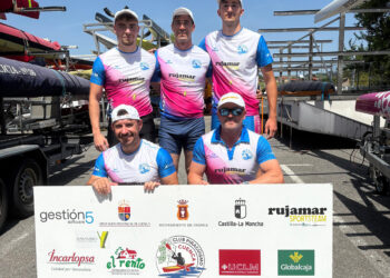 El canoísta Carlos López Belinchón se ha abierto las puertas a su participación en el Mundial Universitario de Piragüismo que se celebrará en Hungría del 17 al 20 de agosto con su magnífica actuación en la II Copa de España de Sprint Olímpico disputada este fin de semana en el embalse de Trasona (Asturias). El palista del Club Piragüismo Cuenca finalizó quinto en la final B del C1 500 Senior, además de protagonizar una gran regata con su compañero David Olivares en la final A del C2 500, en la que lucharon hasta el final y terminaron sextos. Los próximos días se conocerá la convocatoria del mundial para el que sin duda tiene muchas papeletas. En general el equipo conquense, que participó esta vez solo en la modalidad de canoa con cuatro deportistas, hizo un buen papel colándose en varias finales A y situándose 26 en la clasificación general por clubes. En la Liga de Sprint Olímpico masculina va de momento en novena posición. Destacada fue también la actuación de David Olivares Osma, que además del sexto puesto en el C2 mencionado anteriormente, pasó a la final A y se hizo con un meritorio sexto puesto en el C1 500 Senior. Por su parte, Francisco Luengo Alarcón, nuevo fichaje del Club Piragüismo Cuenca, se estrenó por todo lo alto, con una primera posición en la final B del C1 200 Senior. El domingo, el C4 integrado por Carlos López Belinchón, David Olivares Osma, Francisco Luengo Alarcón y Óscar Osma Culebras, compitió en la final A directa de los 500 metros, donde se hizo con una sexta posición. Un balance muy positivo para el pequeño equipo conquense que participó en esta II Copa de España, compitiendo frente a 75 clubes de toda España en una de las pruebas más exigentes de este deporte y reina indiscutible en los Juegos Olímpicos: el sprint. El Club agradece como siempre el apoyo y la colaboración de instituciones y patrocinadores que hacen posible estos desplazamientos: Federación Castellano-Manchega de Piragüismo; Ayuntamiento y Diputación Provincial de Cuenca, Junta de Comunidades, UCLM, Fundación Globalcaja, Rujamar Sports Team, Gestión 5, Aceites Barambio, Incarlopsa, El Rento y Solán de Cabras.