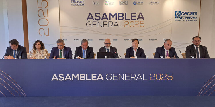 El coste oculto que asfixia a las pymes de Cuenca y Guadalajara: arranca la macroencuesta para frenar el absentismo 1 La Confederación Regional de Empresarios de Castilla-La Mancha (CECAM), en coordinación con CEOE-CEPYME Cuenca y CEOE-CEPYME Guadalajara, ha activado este lunes una encuesta dirigida a empresas y autónomos con trabajadores a su cargo. El objetivo de esta consulta es medir con exactitud cómo están afectando las ausencias laborales a la operativa diaria y a la rentabilidad de los negocios en ambas provincias. Esta iniciativa se enmarca dentro del recién creado Observatorio Regional del Absentismo. A través de esta herramienta, la patronal busca recopilar información objetiva sobre el terreno para trasladar a las administraciones públicas y a los agentes sociales la dimensión real de un problema estructural que resta competitividad a las compañías frente a otros mercados europeos. Las cifras que manejan las organizaciones empresariales reflejan un encarecimiento drástico de esta situación. Según los datos facilitados, desde 2015 el número de procesos iniciados por Incapacidad Temporal por Contingencias Comunes (ITCC) ha crecido un 121%, elevando la incidencia media por encima del 77%. El impacto económico de estas ausencias alcanza ya los 30.000 millones de euros, una factura de la cual la mitad, unos 15.000 millones, es asumida directamente por las empresas. La magnitud del problema se evidencia en el día a día: más de 1,5 millones de trabajadores no acuden diariamente a su puesto de trabajo, lo que representa un aumento del 119% respecto a los registros de 2015. Con las respuestas recabadas, CECAM redactará el primer informe autonómico sobre la materia para proponer medidas de choque. La evolución del problema en el tejido local El paso dado hoy por la confederación regional unifica y consolida una preocupación recurrente en el ámbito local. Tal y como ha documentado el archivo de Liberal de Castilla durante el último año, tanto la patronal conquense como la alcarreña venían advirtiendo del impacto crítico que las bajas médicas estaban teniendo en la tesorería y en la capacidad organizativa de los pequeños negocios. La puesta en marcha de esta macroencuesta y del Observatorio Regional supone un cambio de ciclo en la estrategia empresarial. Las organizaciones provinciales de Cuenca y Guadalajara han pasado de alertar sobre el incremento de costes en sus balances trimestrales a liderar una radiografía estadística rigurosa, un movimiento necesario para dejar de tratar el absentismo como una queja aislada y comenzar a exigir reformas legislativas con datos reales y actualizados de la región en la mano.