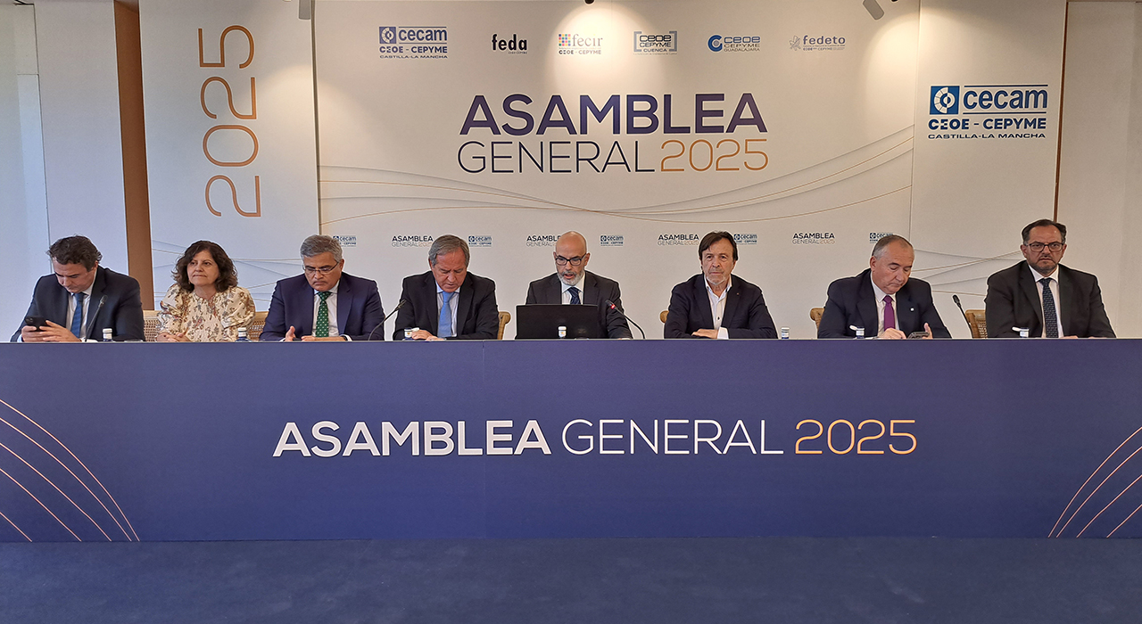 El coste oculto que asfixia a las pymes de Cuenca y Guadalajara: arranca la macroencuesta para frenar el absentismo 2 La Confederación Regional de Empresarios de Castilla-La Mancha (CECAM), en coordinación con CEOE-CEPYME Cuenca y CEOE-CEPYME Guadalajara, ha activado este lunes una encuesta dirigida a empresas y autónomos con trabajadores a su cargo. El objetivo de esta consulta es medir con exactitud cómo están afectando las ausencias laborales a la operativa diaria y a la rentabilidad de los negocios en ambas provincias.Esta iniciativa se enmarca dentro del recién creado Observatorio Regional del Absentismo. A través de esta herramienta, la patronal busca recopilar información objetiva sobre el terreno para trasladar a las administraciones públicas y a los agentes sociales la dimensión real de un problema estructural que resta competitividad a las compañías frente a otros mercados europeos.Las cifras que manejan las organizaciones empresariales reflejan un encarecimiento drástico de esta situación. Según los datos facilitados, desde 2015 el número de procesos iniciados por Incapacidad Temporal por Contingencias Comunes (ITCC) ha crecido un 121%, elevando la incidencia media por encima del 77%.El impacto económico de estas ausencias alcanza ya los 30.000 millones de euros, una factura de la cual la mitad, unos 15.000 millones, es asumida directamente por las empresas. La magnitud del problema se evidencia en el día a día: más de 1,5 millones de trabajadores no acuden diariamente a su puesto de trabajo, lo que representa un aumento del 119% respecto a los registros de 2015. Con las respuestas recabadas, CECAM redactará el primer informe autonómico sobre la materia para proponer medidas de choque.La evolución del problema en el tejido local
El paso dado hoy por la confederación regional unifica y consolida una preocupación recurrente en el ámbito local. Tal y como ha documentado el archivo de Liberal de Castilla durante el último año, tanto la patronal conquense como la alcarreña venían advirtiendo del impacto crítico que las bajas médicas estaban teniendo en la tesorería y en la capacidad organizativa de los pequeños negocios.La puesta en marcha de esta macroencuesta y del Observatorio Regional supone un cambio de ciclo en la estrategia empresarial. Las organizaciones provinciales de Cuenca y Guadalajara han pasado de alertar sobre el incremento de costes en sus balances trimestrales a liderar una radiografía estadística rigurosa, un movimiento necesario para dejar de tratar el absentismo como una queja aislada y comenzar a exigir reformas legislativas con datos reales y actualizados de la región en la mano.