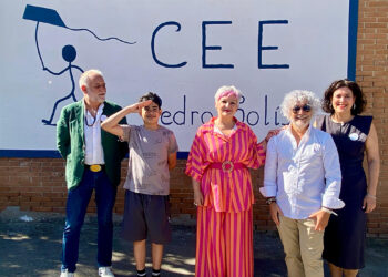 Guadalajara ha vivido este 28 de mayo una jornada clave para su comunidad educativa. El histórico Centro de Educación Especial Virgen del Amparo ha pasado a llamarse de forma oficial CEE Pedro Solís, en un acto protagonizado por el propio cineasta, su familia y los 133 alumnos que estudian en las instalaciones. La iniciativa, que busca honrar los valores de inclusión y sensibilidad que Solís ha transmitido al mundo inspirado por su hijo Nico, ha contado con la presencia de la delegada de la Junta en Guadalajara, Rosa María García, y del delegado provincial de Educación, Ángel Fernández-Montes. El cambio de nombre responde a una decisión unánime del Consejo Escolar, impulsada por la estrecha vinculación de la familia con los profesionales del colegio. Durante el evento, la delegada de la Junta subrayó que el centro no podría llevar un nombre más representativo, destacando el compromiso y la humildad de Solís para invitar a la sociedad a reflexionar sobre las capacidades de las personas con discapacidad. El cineasta, visiblemente emocionado, recordó cómo cruzó las puertas del colegio por primera vez hace 18 años buscando apoyo para su hijo, y atribuyó todo el mérito de la visibilidad de los menores al trabajo diario de los profesionales del centro. El largo camino administrativo Si repasamos la hemeroteca de Liberal de Castilla del último año, el camino hasta este homenaje oficial comenzó a fraguarse en junio de 2025. En aquel momento, el Consejo Escolar del entonces Virgen del Amparo aprobó la propuesta por unanimidad, demostrando el profundo vínculo forjado entre los docentes, Nico y la familia Solís. Meses después, el 7 de noviembre de 2025, el Diario Oficial de Castilla-La Mancha publicó la resolución definitiva de la Consejería de Educación. Este proceso de cambio de identidad corporativa ha corrido en paralelo a una transformación física del recinto, un seguimiento que nuestro medio ha detallado curso tras curso. Desde el año 2020, la Junta ha invertido más de 600.000 euros en el recinto para ejecutar diferentes reformas estructurales. Las actuaciones más destacadas en el colegio incluyen: Instalación de un ascensor y ampliación de rampas y puertas interiores. Adaptación completa de la cocina y creación de nuevos baños. Mejora de los sistemas de climatización y eficiencia energética del edificio. Acondicionamiento de zonas de recreo exteriores con columpios adaptados. Asfaltado actual del patio y renovación de suelos en la primera planta. Evolución de la atención social La culminación de este cambio de nomenclatura supone el cierre de un círculo vital para la comunidad educativa de Guadalajara. La historia de Pedro Solís y su hijo no solo se tradujo en obras cinematográficas que dieron la vuelta al mundo, sino que ha servido como catalizador para mejorar la atención a los jóvenes de entre 3 y 21 años que acuden diariamente a este centro. El lector puede observar cómo el colegio ha evolucionado desde aquellas primeras instalaciones que conoció la familia hace casi dos décadas, hasta convertirse en un espacio plenamente adaptado y modernizado. Esta trayectoria de mejora en las infraestructuras de educación especial refleja un cambio de paradigma en la ciudad. El compromiso institucional con la discapacidad en la capital alcarreña mantendrá esta misma línea de expansión a corto plazo, ya que se encuentra proyectada la construcción de cuatro nuevas viviendas con apoyo y un Centro de Día que sumarán cerca de 70 nuevas plazas entre asistencia residencial y diurna.