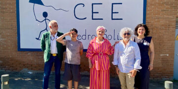 Guadalajara ha vivido este 28 de mayo una jornada clave para su comunidad educativa. El histórico Centro de Educación Especial Virgen del Amparo ha pasado a llamarse de forma oficial CEE Pedro Solís, en un acto protagonizado por el propio cineasta, su familia y los 133 alumnos que estudian en las instalaciones. La iniciativa, que busca honrar los valores de inclusión y sensibilidad que Solís ha transmitido al mundo inspirado por su hijo Nico, ha contado con la presencia de la delegada de la Junta en Guadalajara, Rosa María García, y del delegado provincial de Educación, Ángel Fernández-Montes. El cambio de nombre responde a una decisión unánime del Consejo Escolar, impulsada por la estrecha vinculación de la familia con los profesionales del colegio. Durante el evento, la delegada de la Junta subrayó que el centro no podría llevar un nombre más representativo, destacando el compromiso y la humildad de Solís para invitar a la sociedad a reflexionar sobre las capacidades de las personas con discapacidad. El cineasta, visiblemente emocionado, recordó cómo cruzó las puertas del colegio por primera vez hace 18 años buscando apoyo para su hijo, y atribuyó todo el mérito de la visibilidad de los menores al trabajo diario de los profesionales del centro. El largo camino administrativo Si repasamos la hemeroteca de Liberal de Castilla del último año, el camino hasta este homenaje oficial comenzó a fraguarse en junio de 2025. En aquel momento, el Consejo Escolar del entonces Virgen del Amparo aprobó la propuesta por unanimidad, demostrando el profundo vínculo forjado entre los docentes, Nico y la familia Solís. Meses después, el 7 de noviembre de 2025, el Diario Oficial de Castilla-La Mancha publicó la resolución definitiva de la Consejería de Educación. Este proceso de cambio de identidad corporativa ha corrido en paralelo a una transformación física del recinto, un seguimiento que nuestro medio ha detallado curso tras curso. Desde el año 2020, la Junta ha invertido más de 600.000 euros en el recinto para ejecutar diferentes reformas estructurales. Las actuaciones más destacadas en el colegio incluyen: Instalación de un ascensor y ampliación de rampas y puertas interiores. Adaptación completa de la cocina y creación de nuevos baños. Mejora de los sistemas de climatización y eficiencia energética del edificio. Acondicionamiento de zonas de recreo exteriores con columpios adaptados. Asfaltado actual del patio y renovación de suelos en la primera planta. Evolución de la atención social La culminación de este cambio de nomenclatura supone el cierre de un círculo vital para la comunidad educativa de Guadalajara. La historia de Pedro Solís y su hijo no solo se tradujo en obras cinematográficas que dieron la vuelta al mundo, sino que ha servido como catalizador para mejorar la atención a los jóvenes de entre 3 y 21 años que acuden diariamente a este centro. El lector puede observar cómo el colegio ha evolucionado desde aquellas primeras instalaciones que conoció la familia hace casi dos décadas, hasta convertirse en un espacio plenamente adaptado y modernizado. Esta trayectoria de mejora en las infraestructuras de educación especial refleja un cambio de paradigma en la ciudad. El compromiso institucional con la discapacidad en la capital alcarreña mantendrá esta misma línea de expansión a corto plazo, ya que se encuentra proyectada la construcción de cuatro nuevas viviendas con apoyo y un Centro de Día que sumarán cerca de 70 nuevas plazas entre asistencia residencial y diurna.