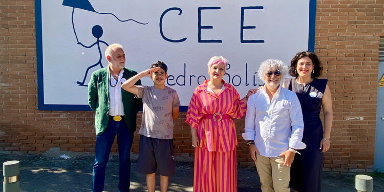 Guadalajara ha vivido este 28 de mayo una jornada clave para su comunidad educativa. El histórico Centro de Educación Especial Virgen del Amparo ha pasado a llamarse de forma oficial CEE Pedro Solís, en un acto protagonizado por el propio cineasta, su familia y los 133 alumnos que estudian en las instalaciones. La iniciativa, que busca honrar los valores de inclusión y sensibilidad que Solís ha transmitido al mundo inspirado por su hijo Nico, ha contado con la presencia de la delegada de la Junta en Guadalajara, Rosa María García, y del delegado provincial de Educación, Ángel Fernández-Montes. El cambio de nombre responde a una decisión unánime del Consejo Escolar, impulsada por la estrecha vinculación de la familia con los profesionales del colegio. Durante el evento, la delegada de la Junta subrayó que el centro no podría llevar un nombre más representativo, destacando el compromiso y la humildad de Solís para invitar a la sociedad a reflexionar sobre las capacidades de las personas con discapacidad. El cineasta, visiblemente emocionado, recordó cómo cruzó las puertas del colegio por primera vez hace 18 años buscando apoyo para su hijo, y atribuyó todo el mérito de la visibilidad de los menores al trabajo diario de los profesionales del centro. El largo camino administrativo Si repasamos la hemeroteca de Liberal de Castilla del último año, el camino hasta este homenaje oficial comenzó a fraguarse en junio de 2025. En aquel momento, el Consejo Escolar del entonces Virgen del Amparo aprobó la propuesta por unanimidad, demostrando el profundo vínculo forjado entre los docentes, Nico y la familia Solís. Meses después, el 7 de noviembre de 2025, el Diario Oficial de Castilla-La Mancha publicó la resolución definitiva de la Consejería de Educación. Este proceso de cambio de identidad corporativa ha corrido en paralelo a una transformación física del recinto, un seguimiento que nuestro medio ha detallado curso tras curso. Desde el año 2020, la Junta ha invertido más de 600.000 euros en el recinto para ejecutar diferentes reformas estructurales. Las actuaciones más destacadas en el colegio incluyen: Instalación de un ascensor y ampliación de rampas y puertas interiores. Adaptación completa de la cocina y creación de nuevos baños. Mejora de los sistemas de climatización y eficiencia energética del edificio. Acondicionamiento de zonas de recreo exteriores con columpios adaptados. Asfaltado actual del patio y renovación de suelos en la primera planta. Evolución de la atención social La culminación de este cambio de nomenclatura supone el cierre de un círculo vital para la comunidad educativa de Guadalajara. La historia de Pedro Solís y su hijo no solo se tradujo en obras cinematográficas que dieron la vuelta al mundo, sino que ha servido como catalizador para mejorar la atención a los jóvenes de entre 3 y 21 años que acuden diariamente a este centro. El lector puede observar cómo el colegio ha evolucionado desde aquellas primeras instalaciones que conoció la familia hace casi dos décadas, hasta convertirse en un espacio plenamente adaptado y modernizado. Esta trayectoria de mejora en las infraestructuras de educación especial refleja un cambio de paradigma en la ciudad. El compromiso institucional con la discapacidad en la capital alcarreña mantendrá esta misma línea de expansión a corto plazo, ya que se encuentra proyectada la construcción de cuatro nuevas viviendas con apoyo y un Centro de Día que sumarán cerca de 70 nuevas plazas entre asistencia residencial y diurna.