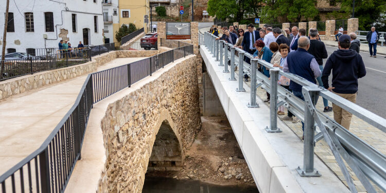El transporte a la demanda llegará a la Serranía Baja en junio tras la esperada apertura del nuevo puente de Landete