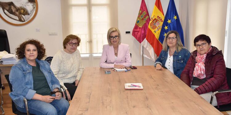 El "yoga mental" de los bolillos busca relevo en Cuenca: 'La Fuente del Abanico' abre sus puertas en la Sala Iberia 1 El yoga mental de los bolillos busca relevo en Cuenca 'La Fuente del Abanico' abre sus puertas en la Sala Iberia