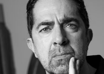 La novela Me olvidé del cielo de Pere Cervantes protagonizará este viernes el último encuentro literario del curso del club de novela negra del club de Las Casas Ahorcadas en colaboración con la Universidad Internacional Menéndez Pelayo. Policía, escritor y coach literario, Pere Cervantes, licenciado en Derecho, fue también Observador de Paz para la ONU en Kosovo y para la Unión Europea en Bosnia-Herzegovina. Todas estas facetas profesionales han alimentado una carrera literaria que le ha permitido ganar en 2018 el Premio de Novela Cartagena Negra y el Premio Letras del Mediterráneo 2018 a la mejor novela negra y ser finalista del Tormo Negro-Masfarné que concede Las Casas Ahorcadas, en este caso por la novela El chico de las bobinas. El autor barcelonés, de forma telemática, hablará con los miembros del club literario conquense de la novela Me olvidé del cielo, un thriller histórico y criminal que traslada al lector a la Barcelona de los años veinte del siglo pasado para acompañar al inspector Basilio Bosc en su retorno a la ciudad condal, tras cinco años en Madrid, con el encargo de hallar a una niña desaparecida en el cine Coliseum, hija de un importante empresario textil. El encuentro se celebrará a partir de las 19 horas en la sede de la Universidad Internacional Menéndez Pelayo de Cuenca y la entrada es libre hasta completar aforo.