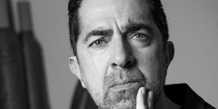 La novela Me olvidé del cielo de Pere Cervantes protagonizará este viernes el último encuentro literario del curso del club de novela negra del club de Las Casas Ahorcadas en colaboración con la Universidad Internacional Menéndez Pelayo. Policía, escritor y coach literario, Pere Cervantes, licenciado en Derecho, fue también Observador de Paz para la ONU en Kosovo y para la Unión Europea en Bosnia-Herzegovina. Todas estas facetas profesionales han alimentado una carrera literaria que le ha permitido ganar en 2018 el Premio de Novela Cartagena Negra y el Premio Letras del Mediterráneo 2018 a la mejor novela negra y ser finalista del Tormo Negro-Masfarné que concede Las Casas Ahorcadas, en este caso por la novela El chico de las bobinas. El autor barcelonés, de forma telemática, hablará con los miembros del club literario conquense de la novela Me olvidé del cielo, un thriller histórico y criminal que traslada al lector a la Barcelona de los años veinte del siglo pasado para acompañar al inspector Basilio Bosc en su retorno a la ciudad condal, tras cinco años en Madrid, con el encargo de hallar a una niña desaparecida en el cine Coliseum, hija de un importante empresario textil. El encuentro se celebrará a partir de las 19 horas en la sede de la Universidad Internacional Menéndez Pelayo de Cuenca y la entrada es libre hasta completar aforo.