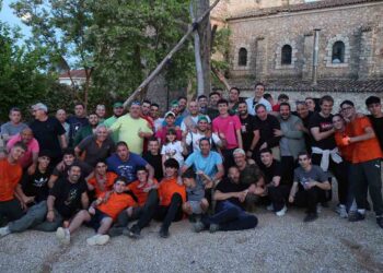 Fuentenovilla alza a pulso un mayo de 23 metros y más de 2000 kilos
