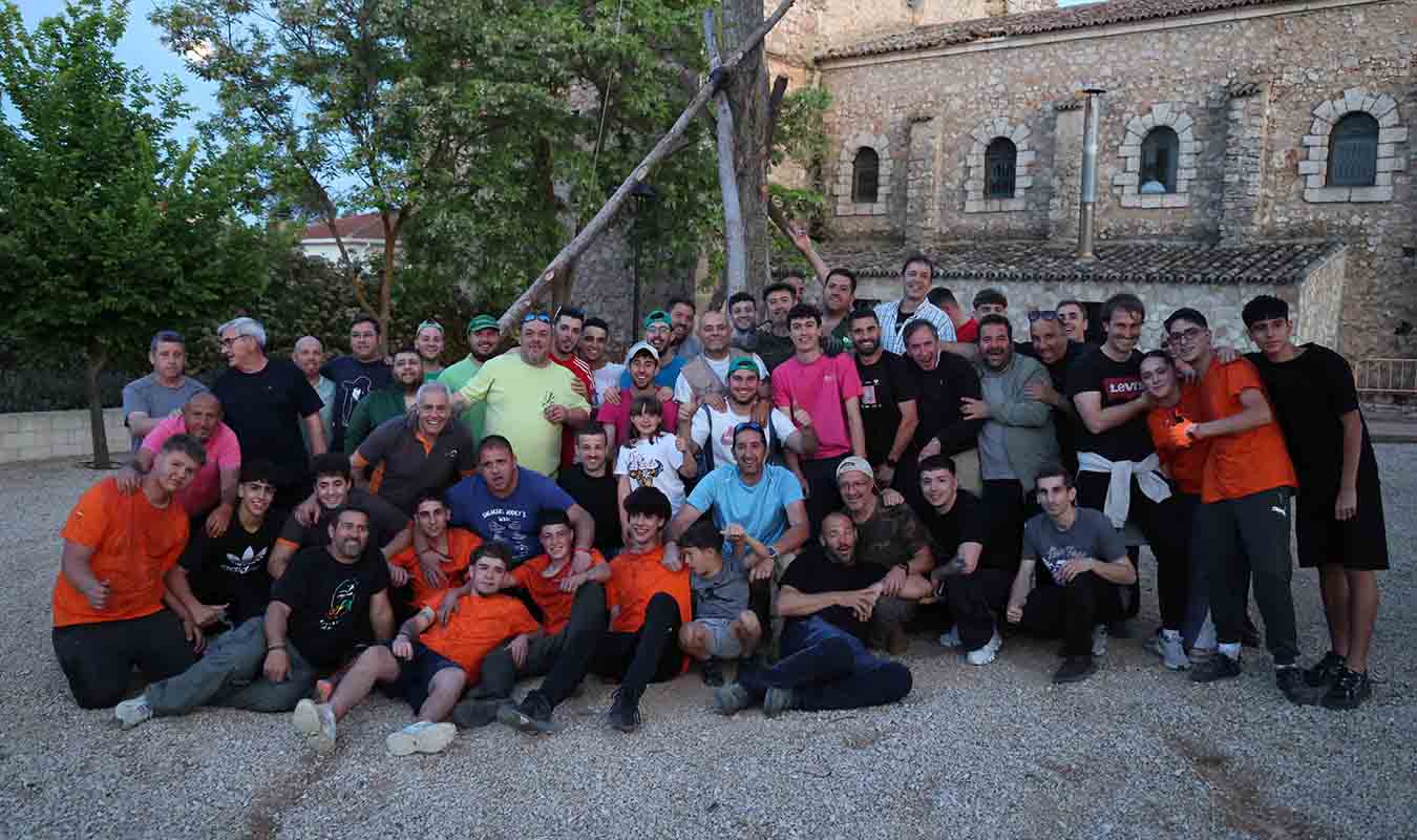 Fuentenovilla alza a pulso un mayo de 23 metros y más de 2000 kilos